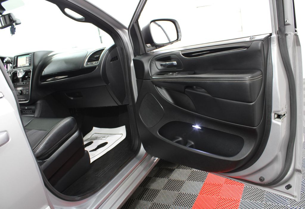 2014 Chrysler Town & Country Image 23