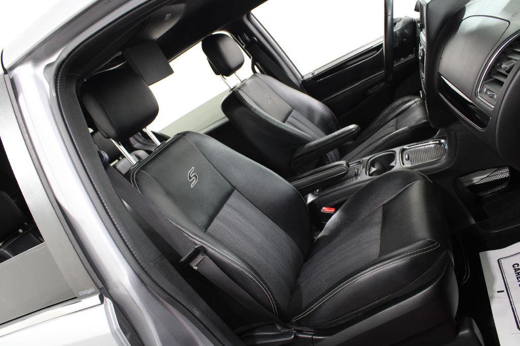 2014 Chrysler Town & Country Image 24