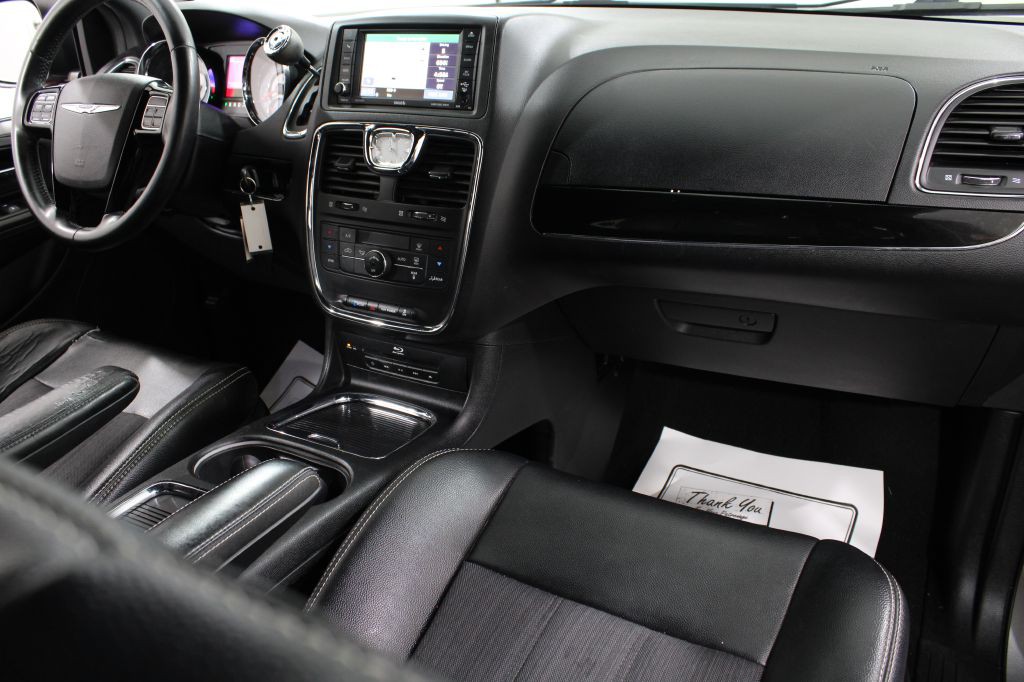 2014 Chrysler Town & Country Image 26