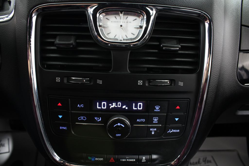 2014 Chrysler Town & Country Image 30