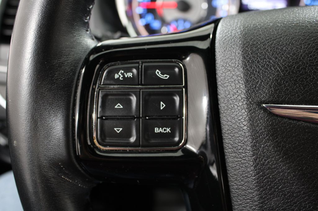 2014 Chrysler Town & Country Image 32