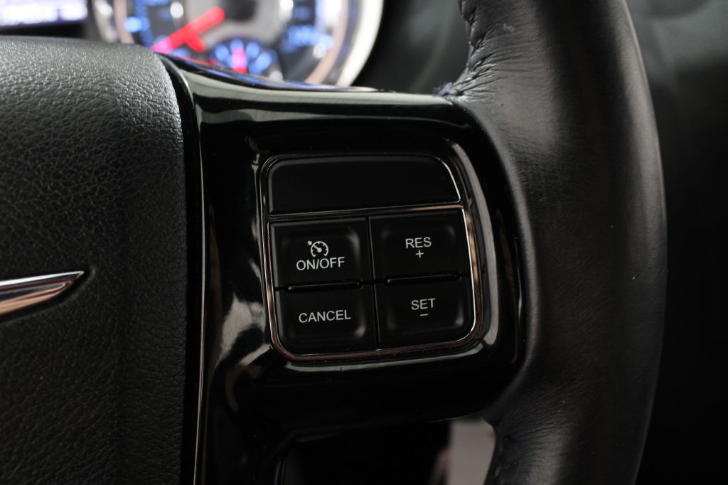 2014 Chrysler Town & Country Image 33