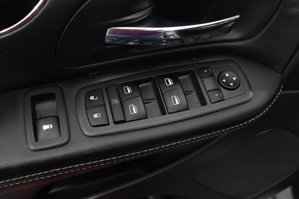 2014 Chrysler Town & Country Image 35