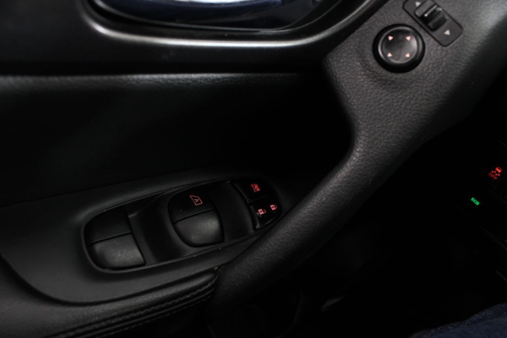 2016 Nissan Rogue Image 30