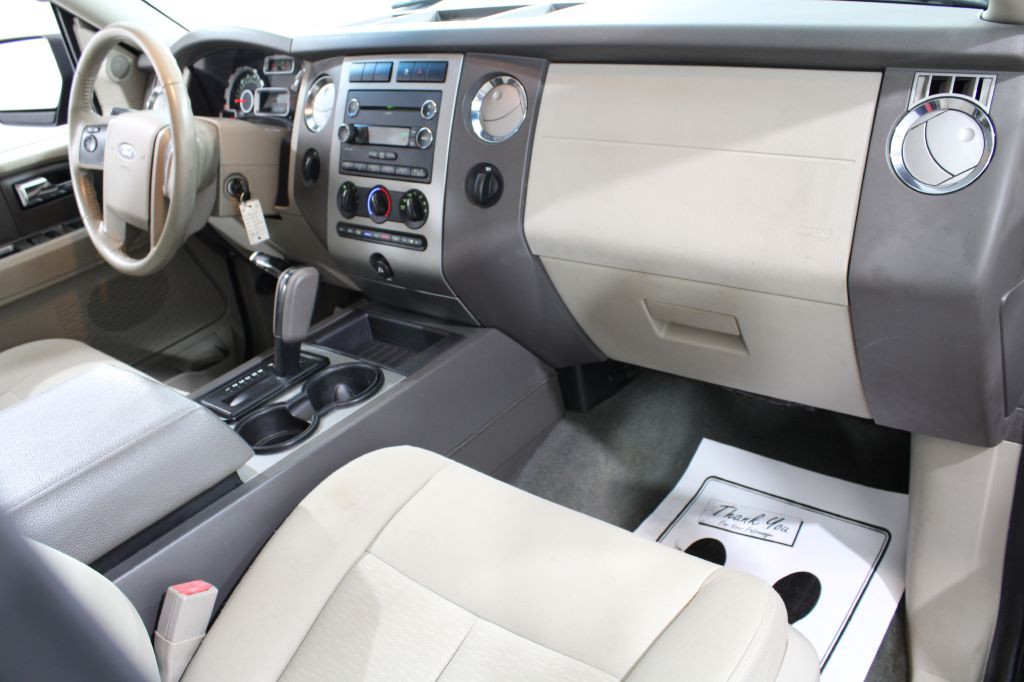 2011 Ford Expedition Image 2