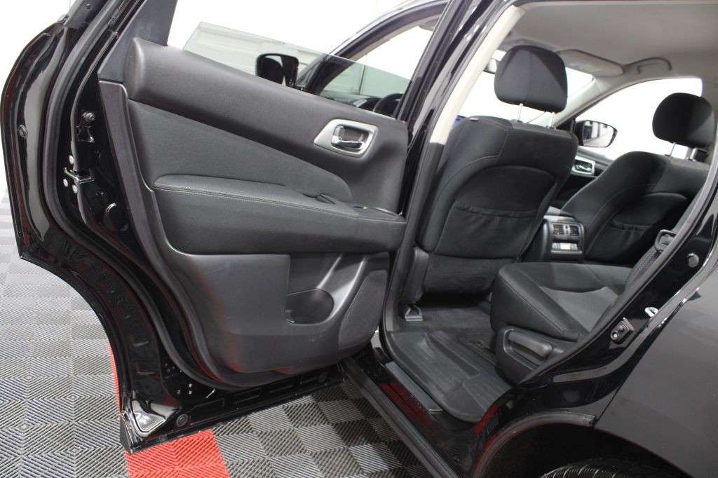 2017 Nissan Pathfinder Image 16