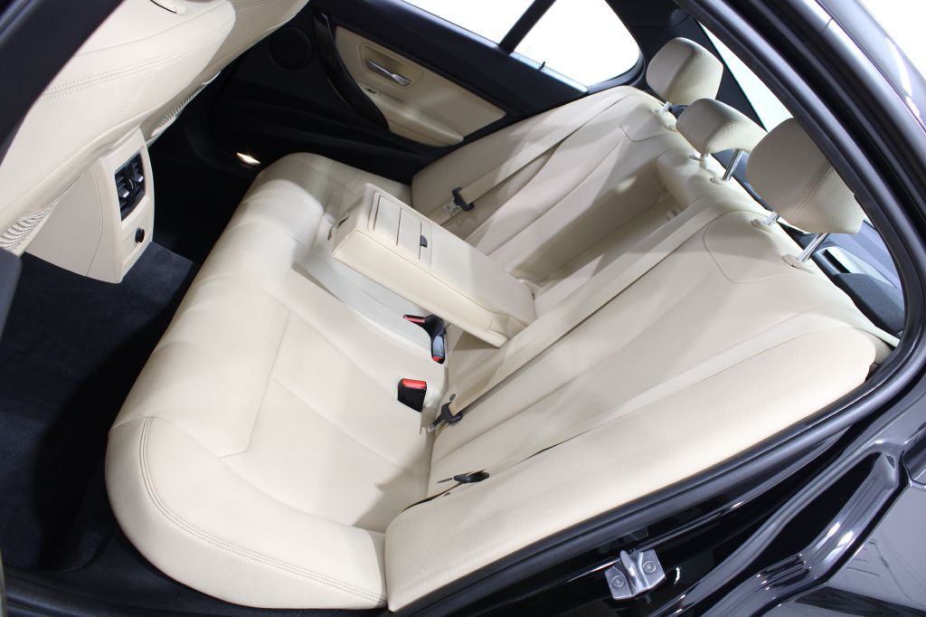 2018 BMW 3 Series Image 16