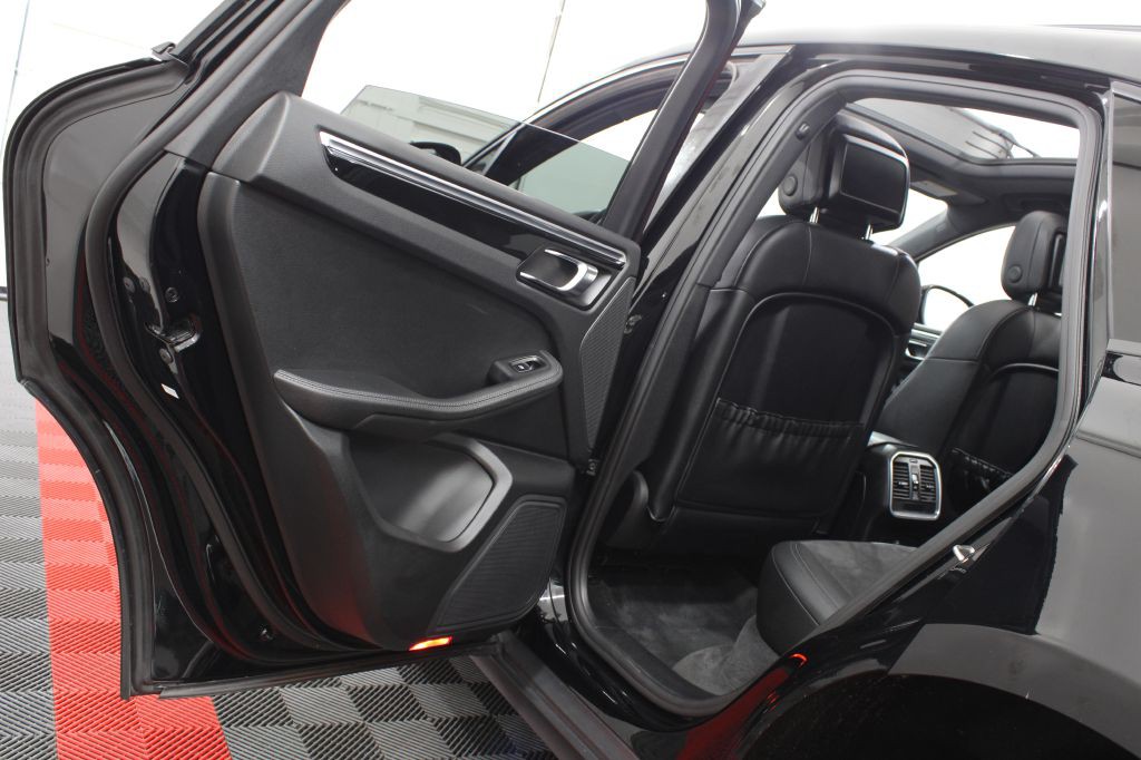 2018 Porsche Macan Image 12