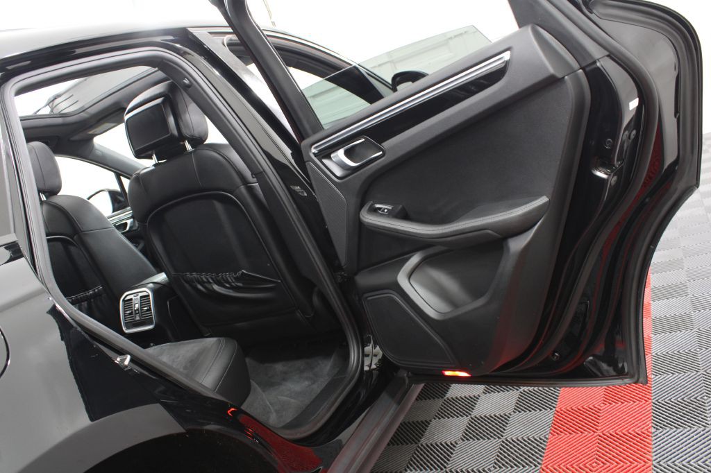 2018 Porsche Macan Image 19