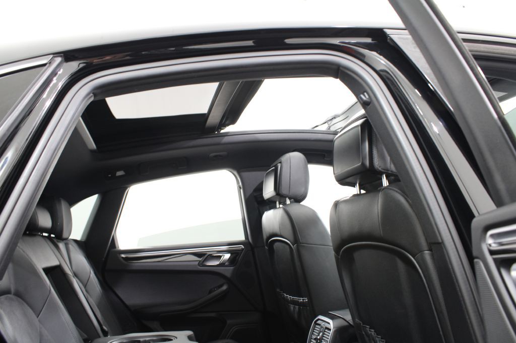 2018 Porsche Macan Image 21