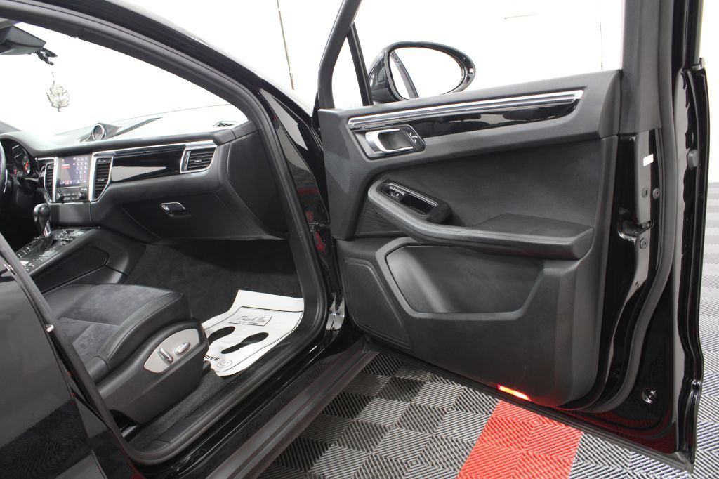 2018 Porsche Macan Image 22