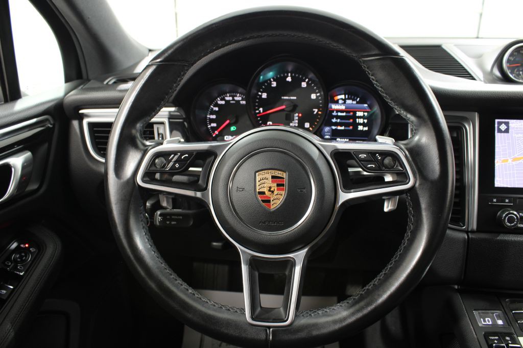 2018 Porsche Macan Image 25