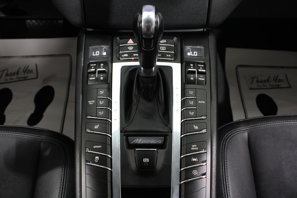 2018 Porsche Macan Image 28