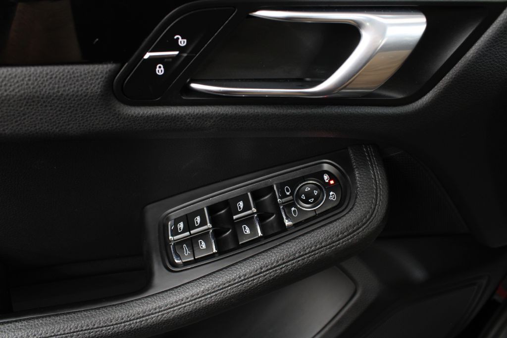 2018 Porsche Macan Image 43