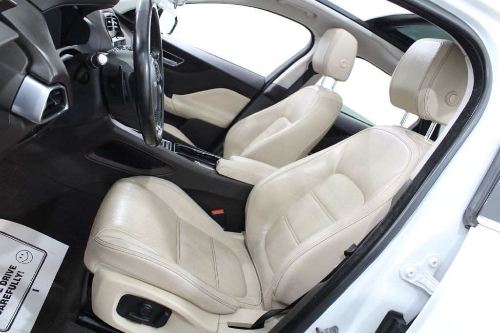 2017 Jaguar F-PACE Image 14