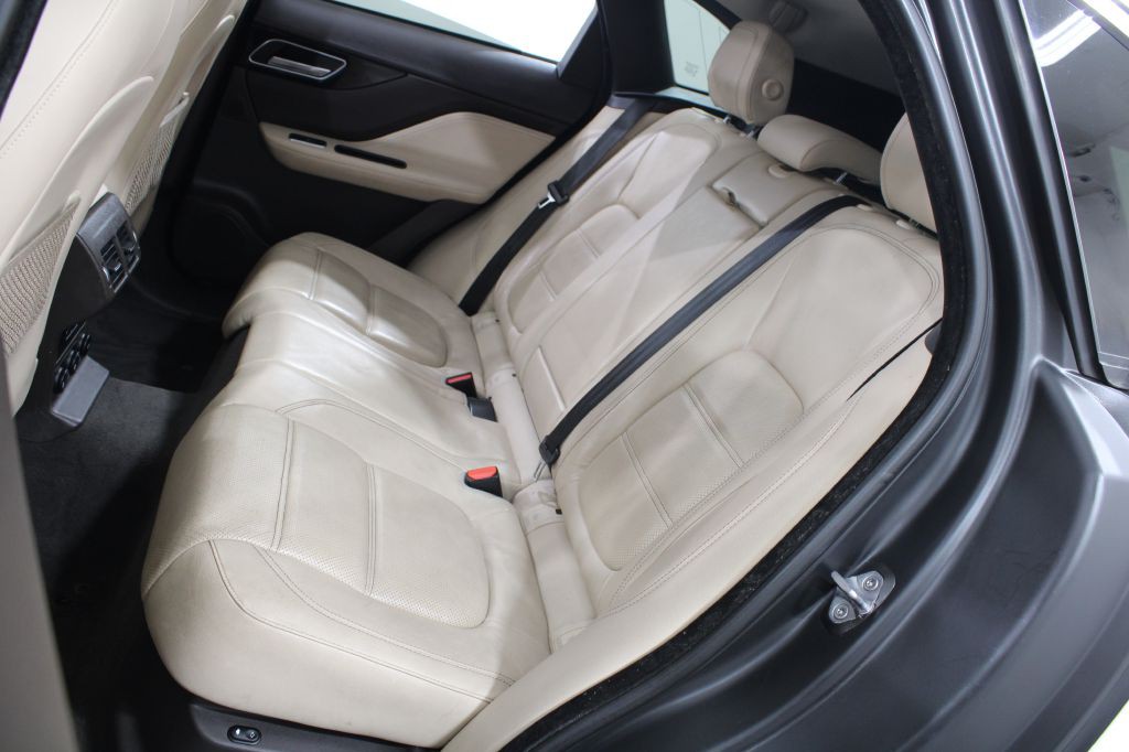 2017 Jaguar F-PACE Image 18