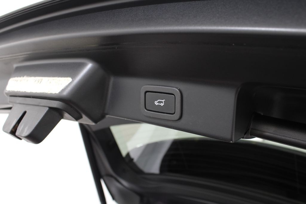 2017 Jaguar F-PACE Image 19