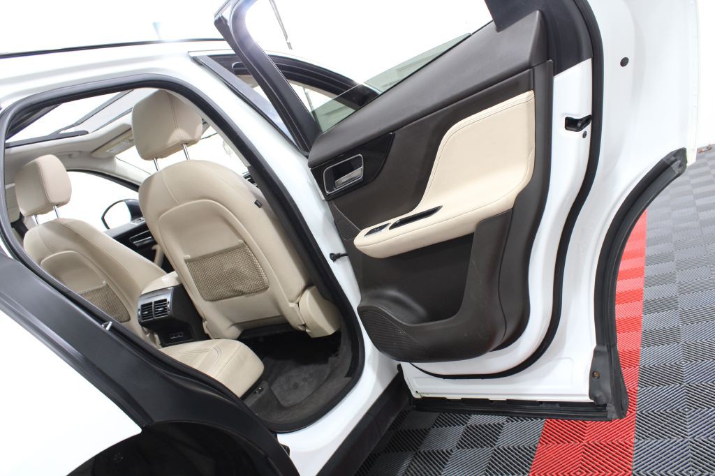 2017 Jaguar F-PACE Image 23