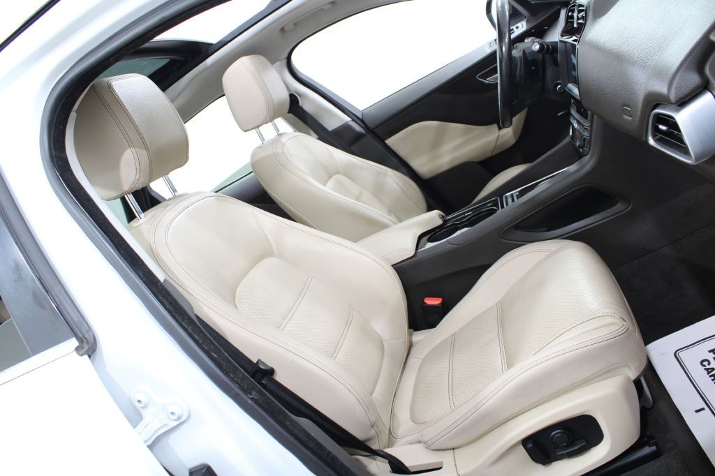 2017 Jaguar F-PACE Image 28