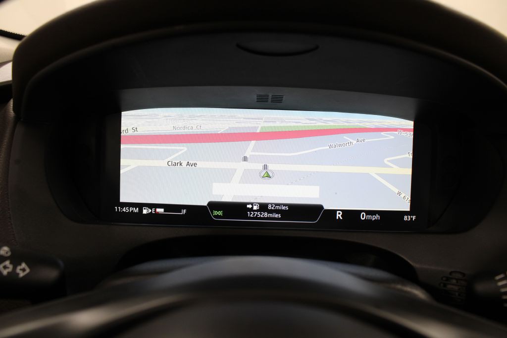 2017 Jaguar F-PACE Image 32