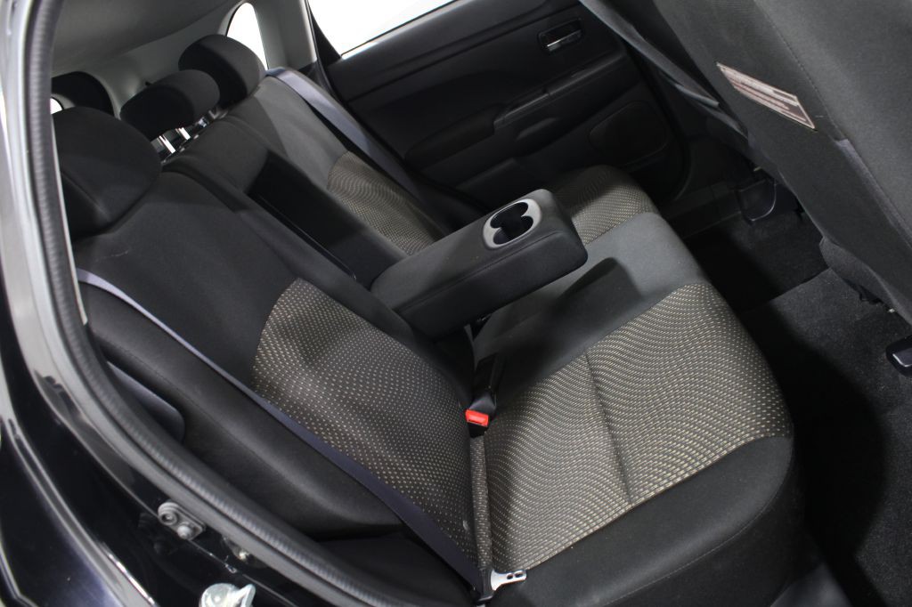 2016 Mitsubishi Outlander Image 16