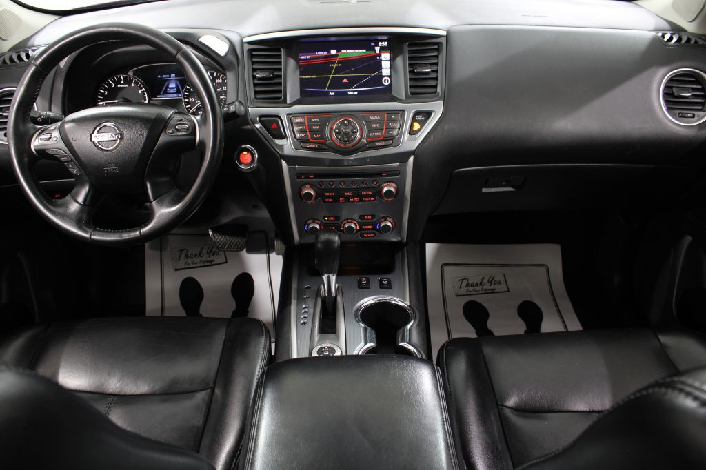 2017 Nissan Pathfinder Image 2