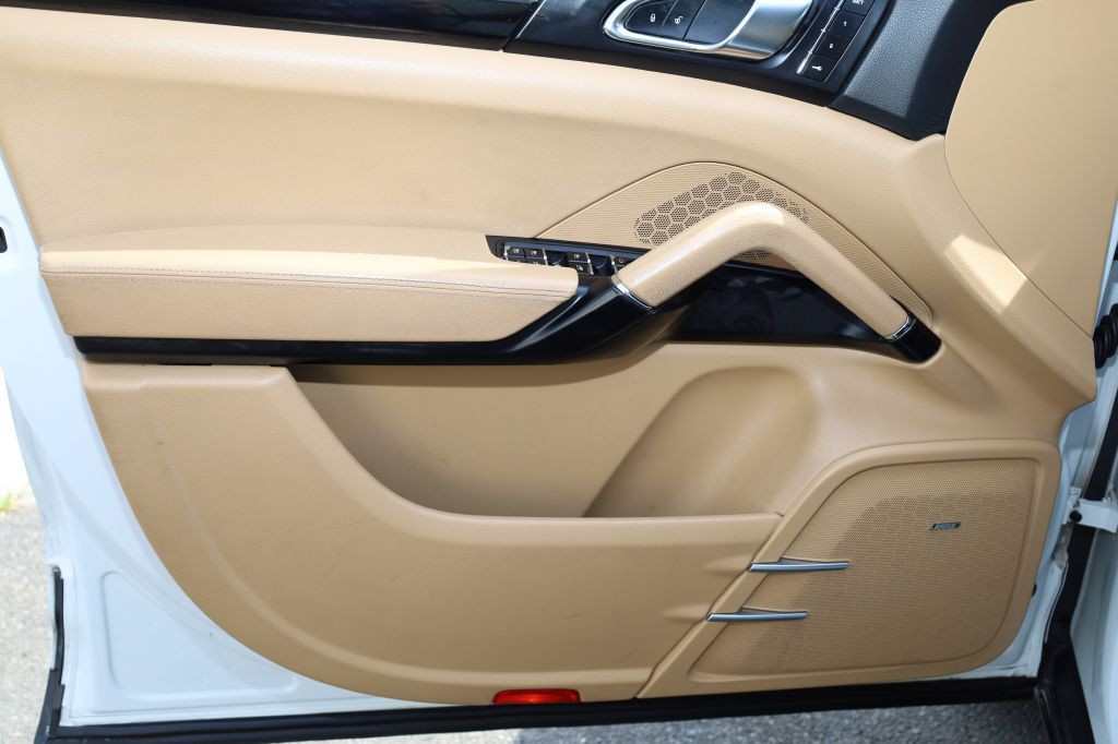 2016 Porsche Cayenne Image 10