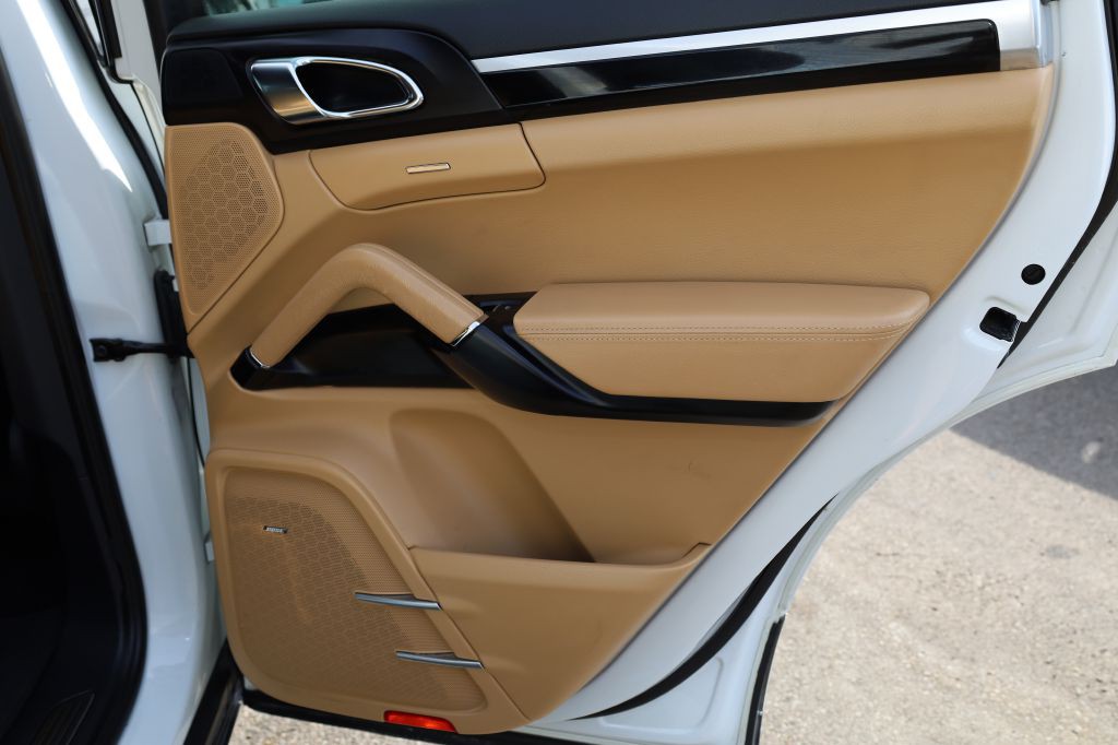 2016 Porsche Cayenne Image 16