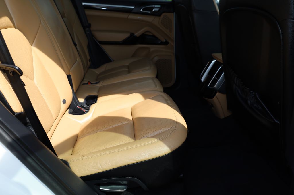 2016 Porsche Cayenne Image 17