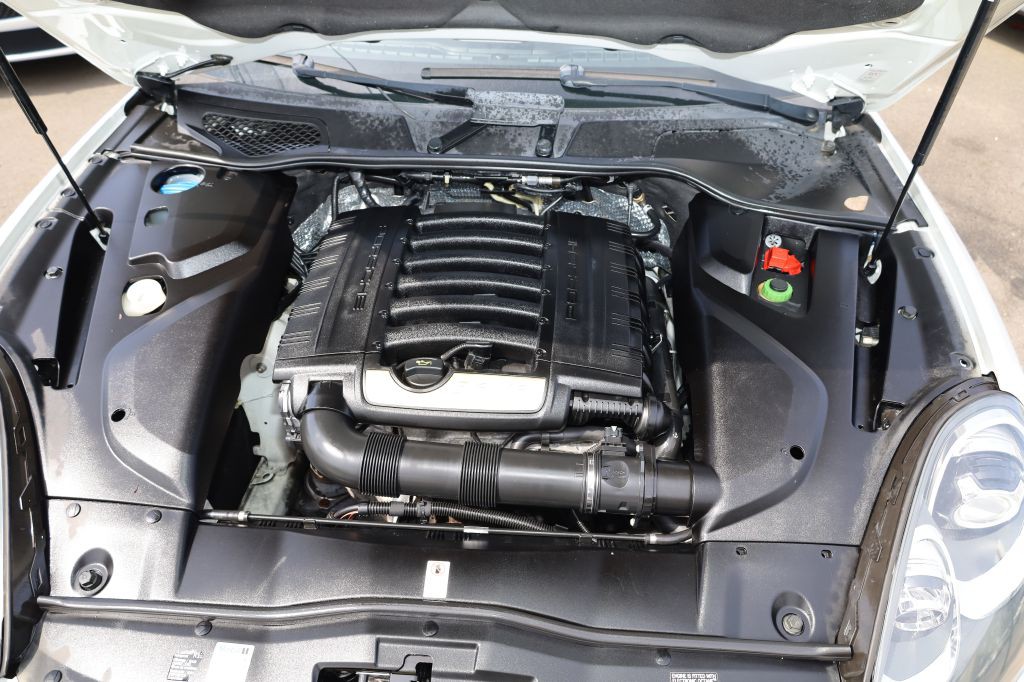 2016 Porsche Cayenne Image 40