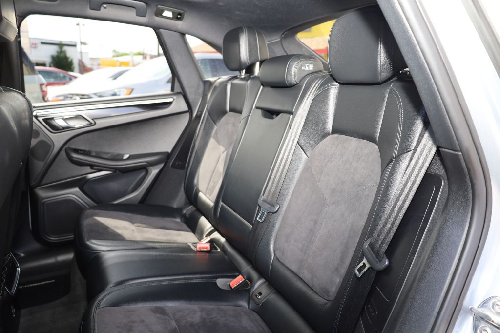 2018 Porsche Macan Image 16