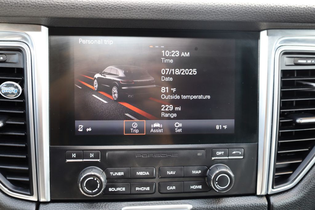 2018 Porsche Macan Image 37