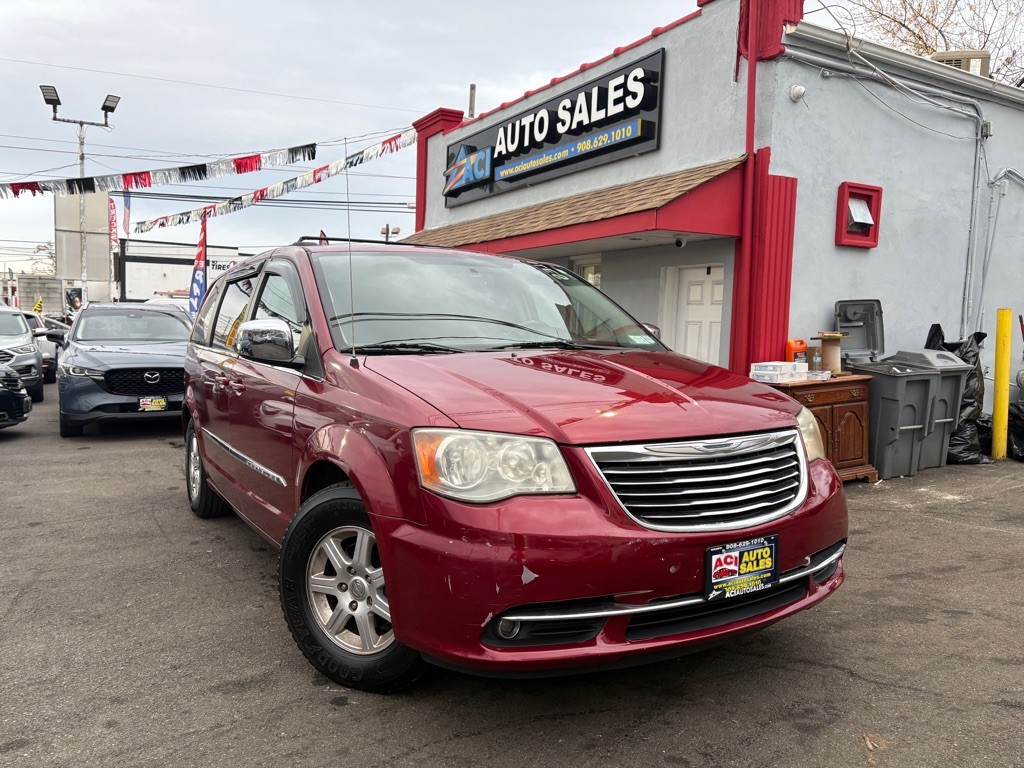 2012 Chrysler Town & Country Image 1