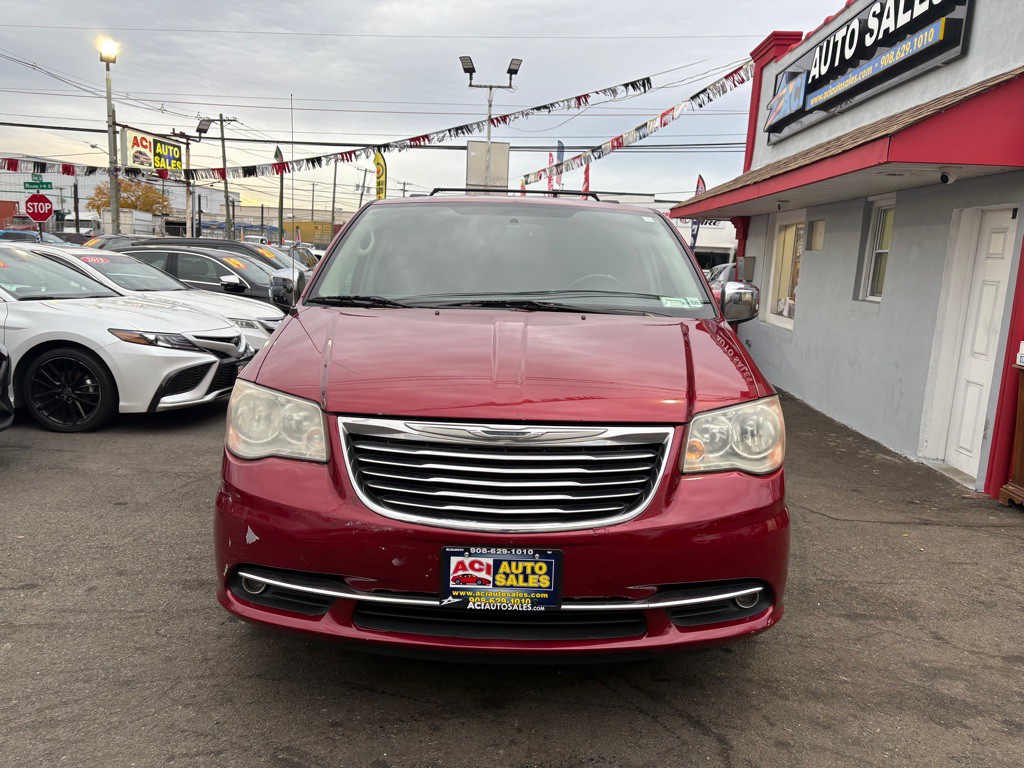 2012 Chrysler Town & Country Image 2