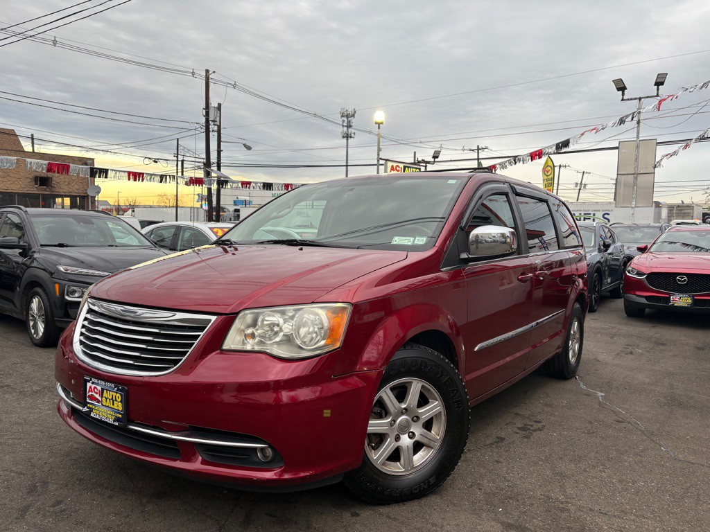 2012 Chrysler Town & Country Image 3