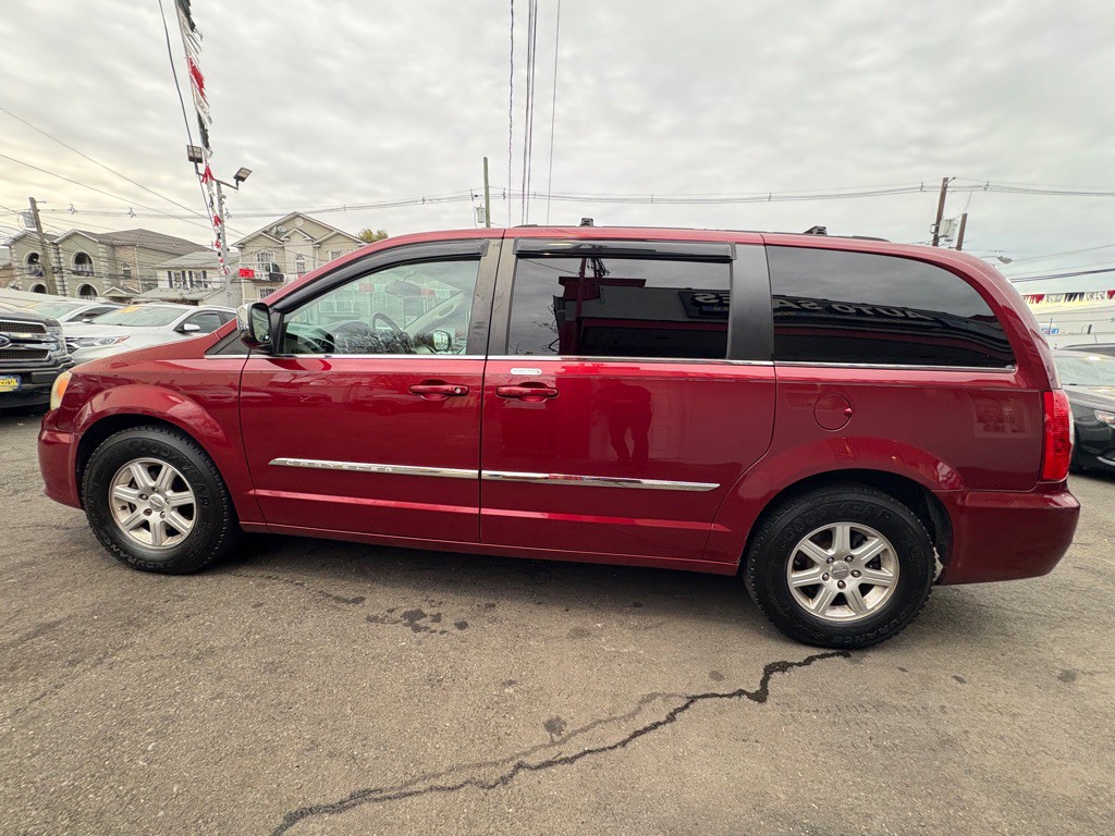 2012 Chrysler Town & Country Image 4