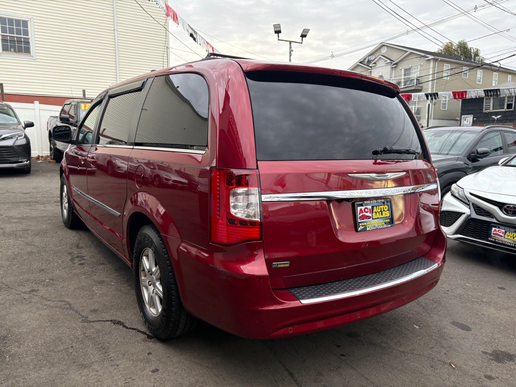 2012 Chrysler Town & Country Image 5