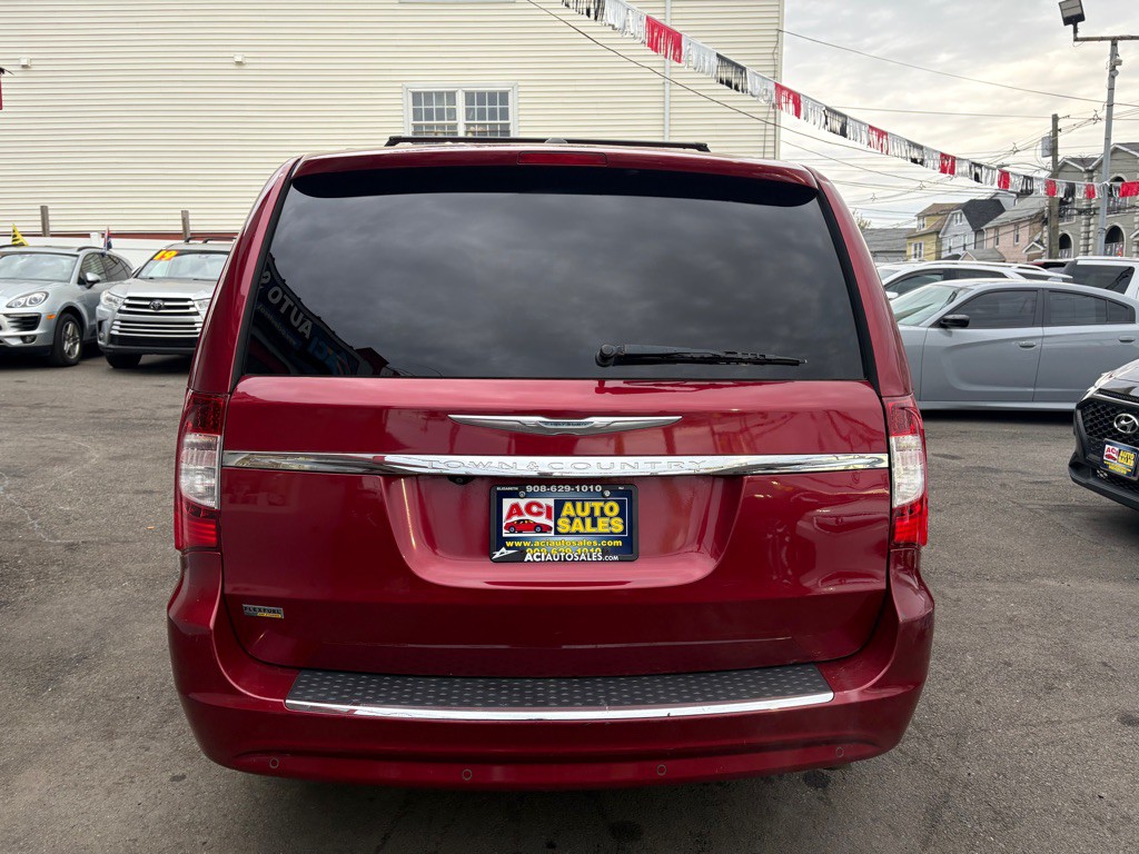2012 Chrysler Town & Country Image 6