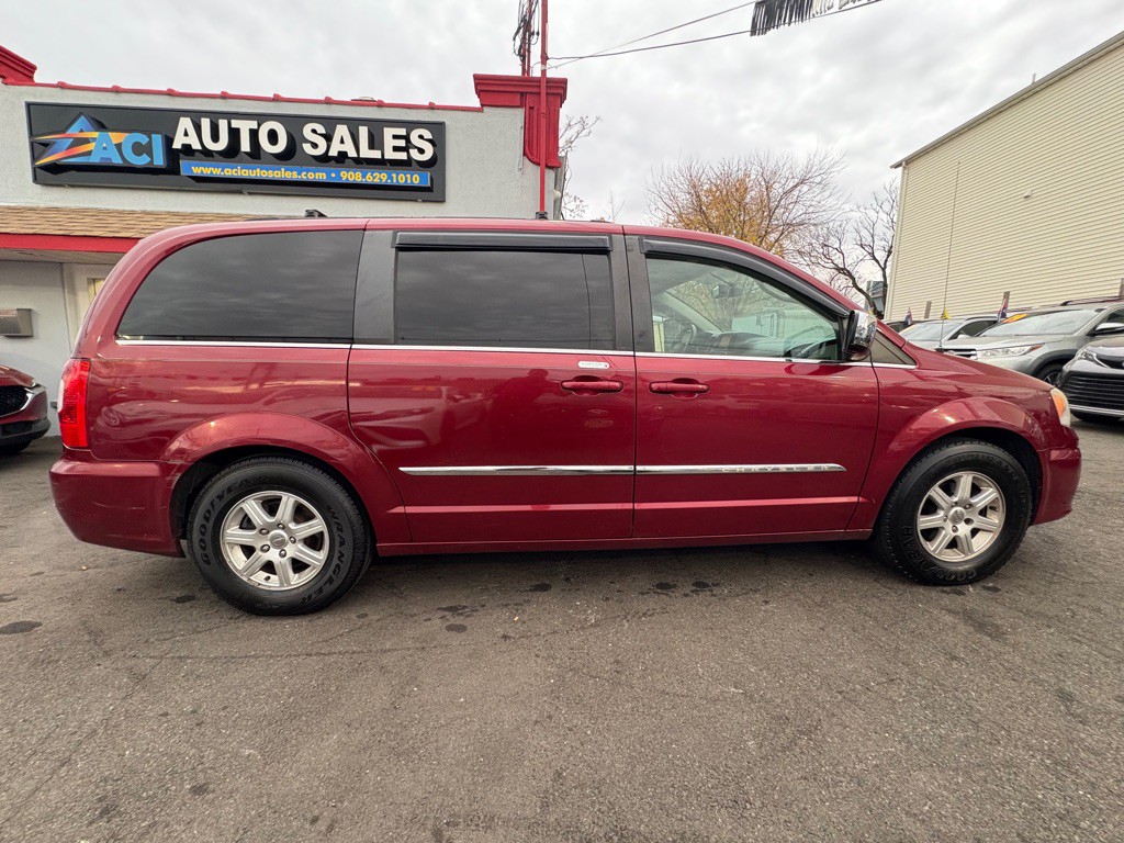 2012 Chrysler Town & Country Image 8