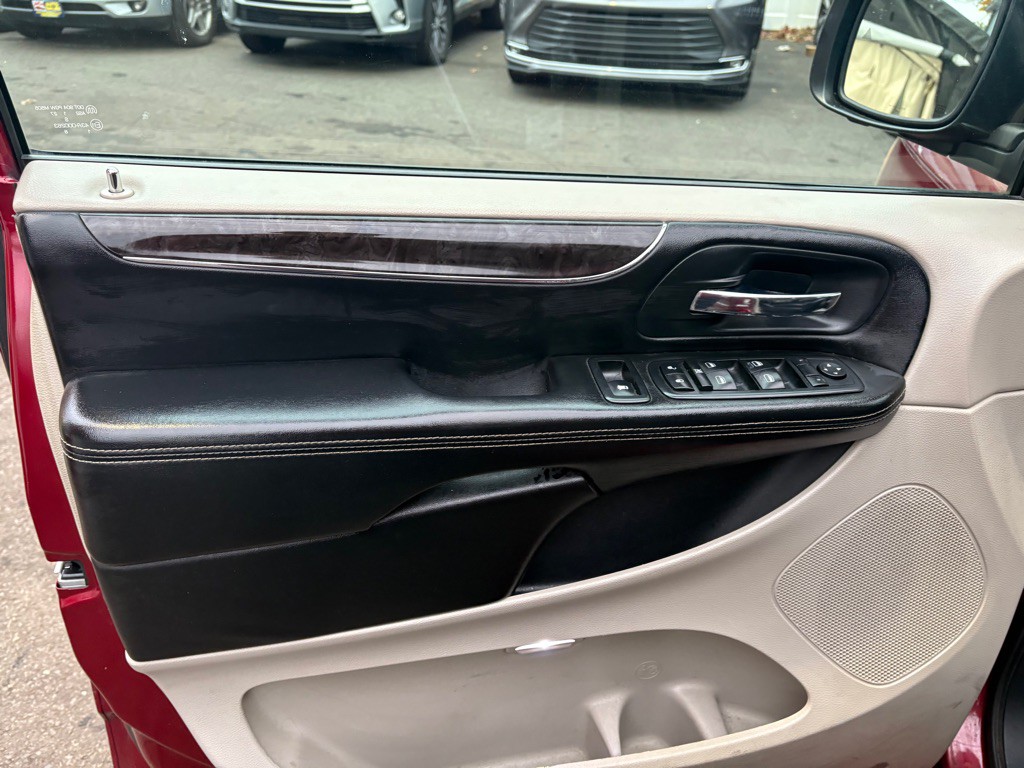 2012 Chrysler Town & Country Image 9