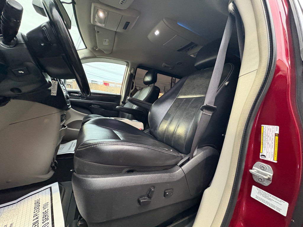 2012 Chrysler Town & Country Image 10