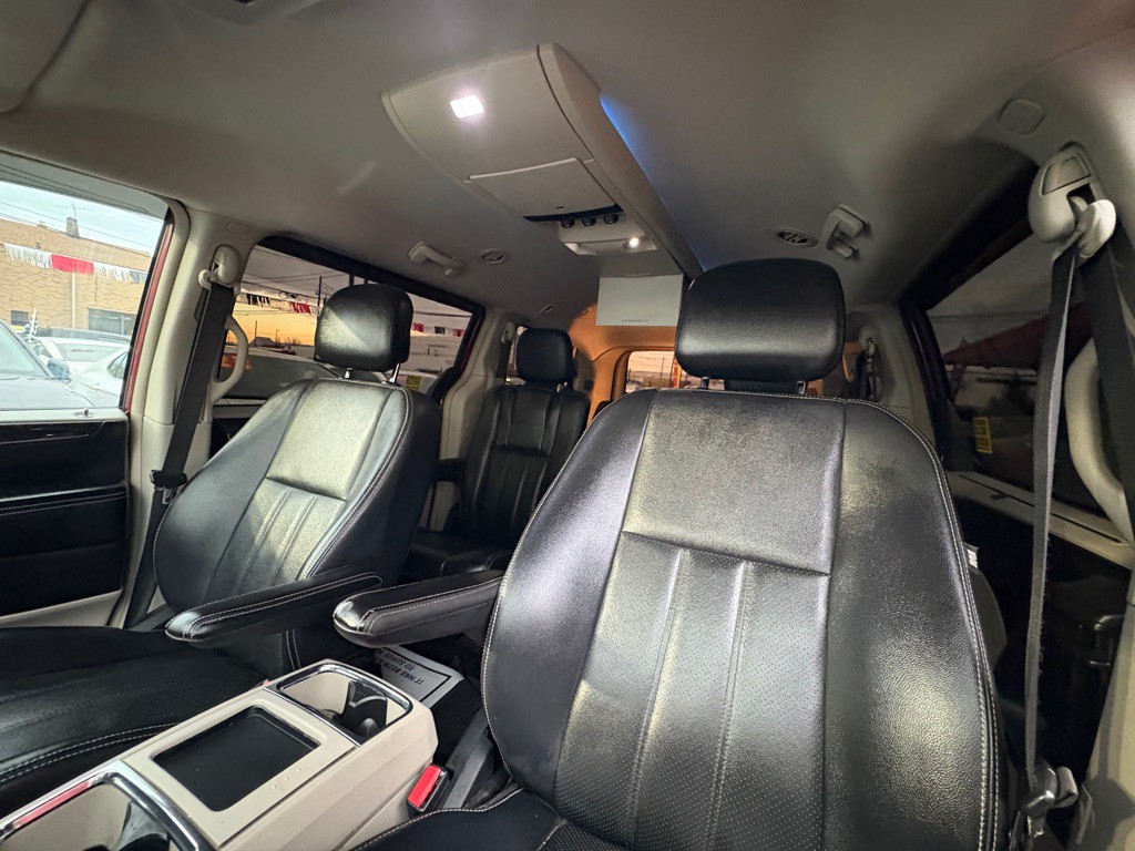 2012 Chrysler Town & Country Image 11