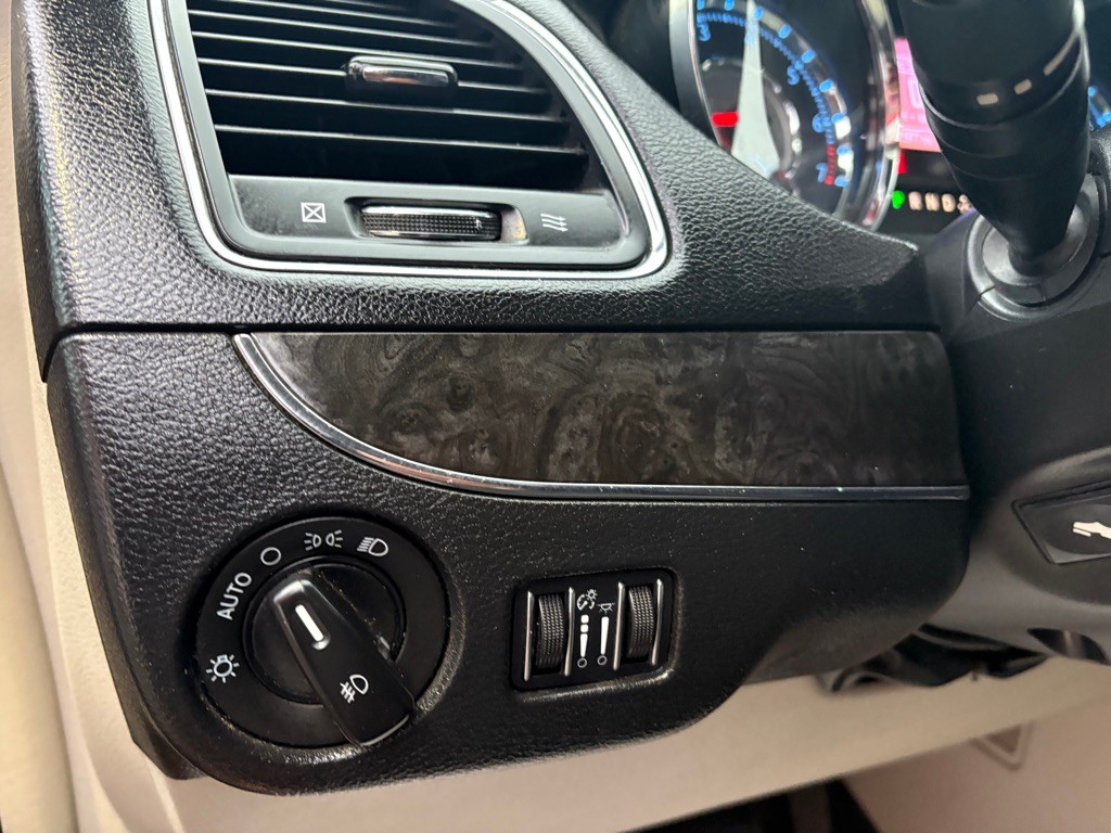 2012 Chrysler Town & Country Image 12