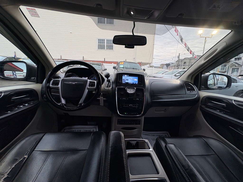 2012 Chrysler Town & Country Image 13