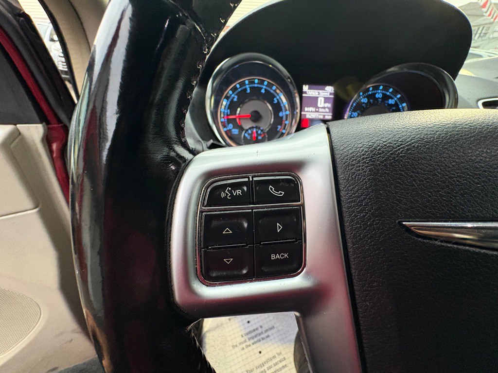 2012 Chrysler Town & Country Image 15