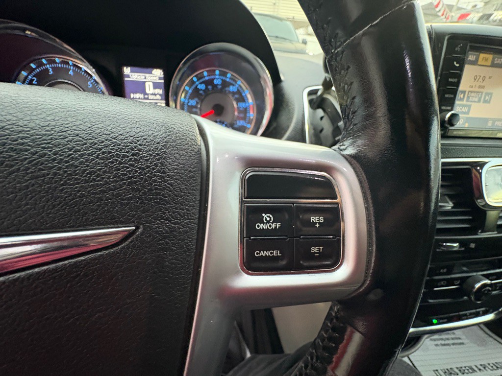 2012 Chrysler Town & Country Image 16