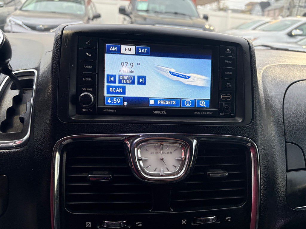 2012 Chrysler Town & Country Image 18