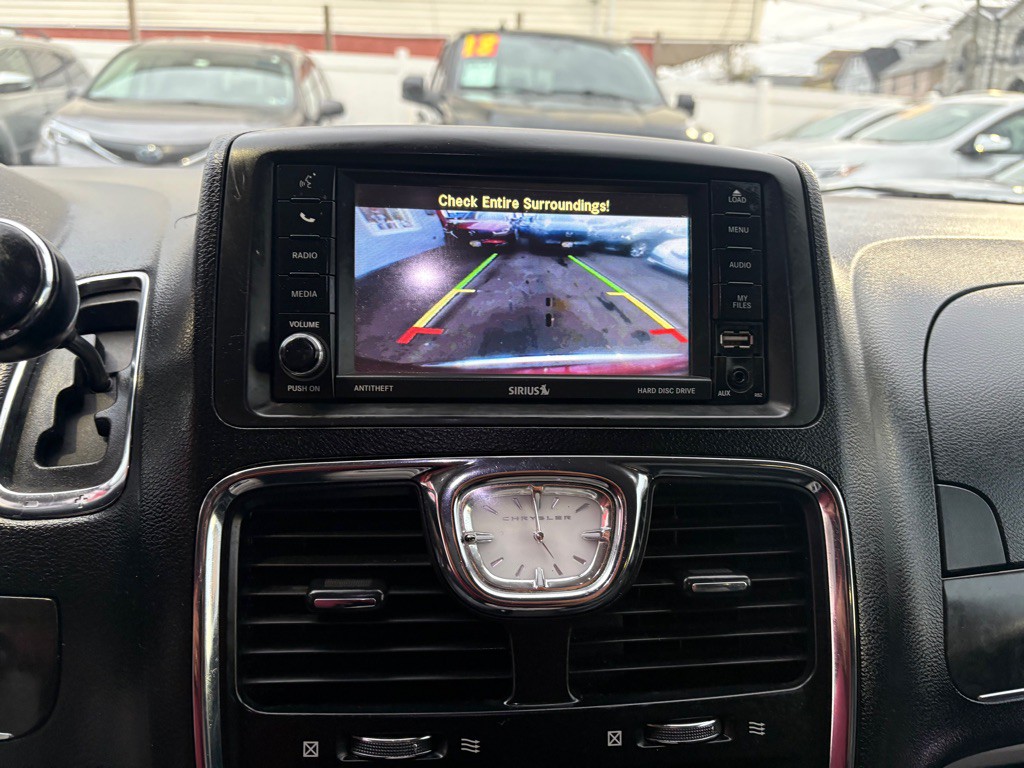 2012 Chrysler Town & Country Image 19