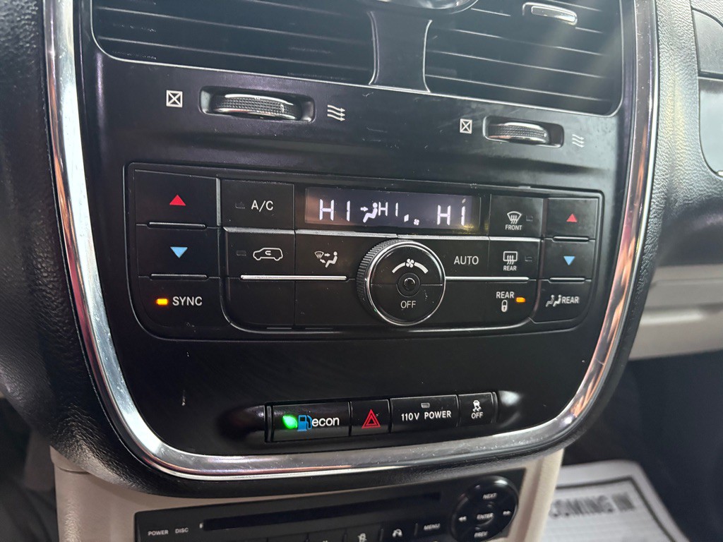 2012 Chrysler Town & Country Image 20