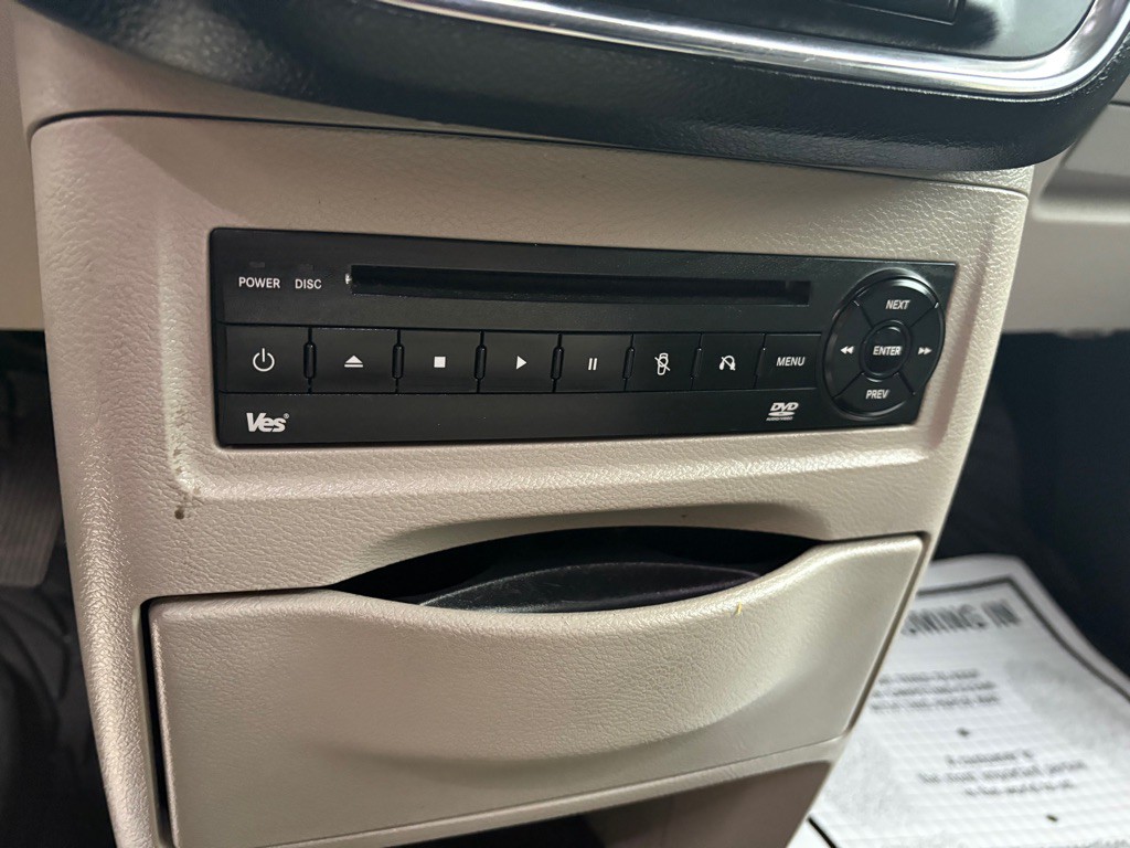 2012 Chrysler Town & Country Image 21